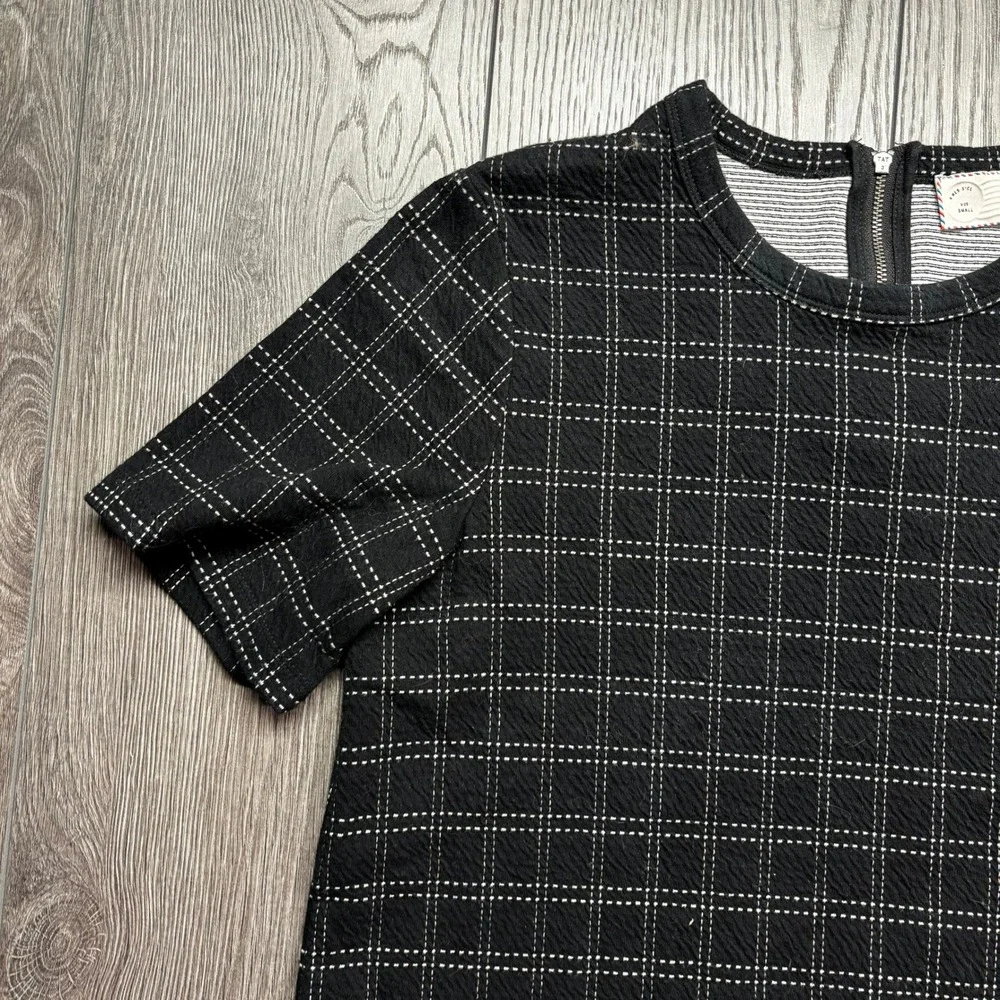 Anthropologie 9-H15 Black White Grid Windowpane Textured Short Sleeve Zipper Top - Picture 2 of 9